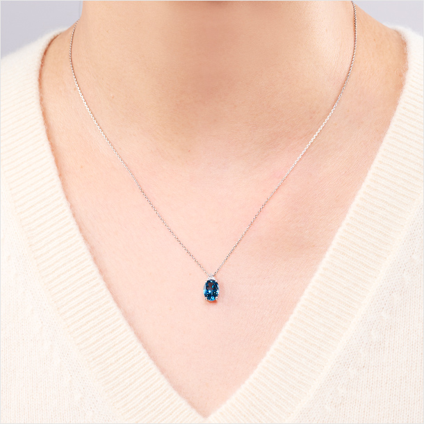 プラチナ ロンドンブルートパーズ ペンダント着用写真