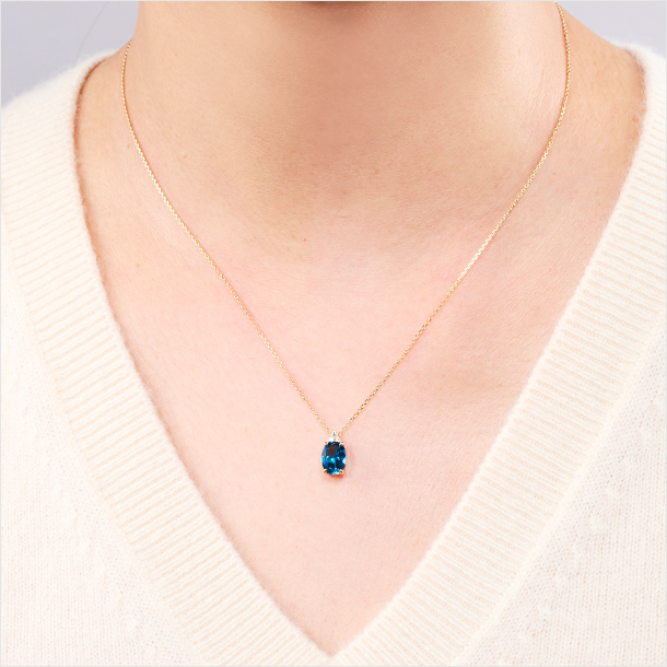 ゴールド ロンドンブルートパーズ ペンダント着用写真