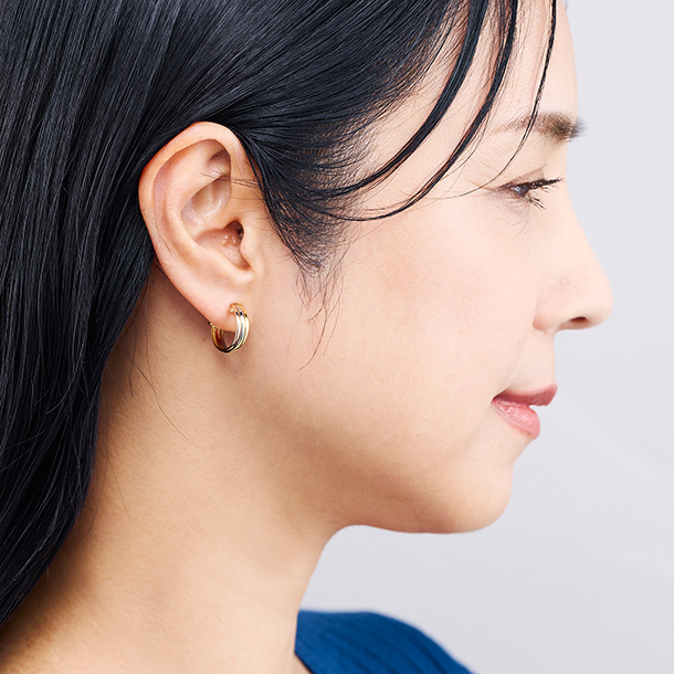 リエゾン・トロワ ゴールドピアス着用写真